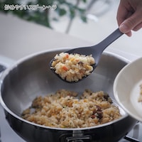 浅めのスプーンで、内側に食材が残りにくい設計