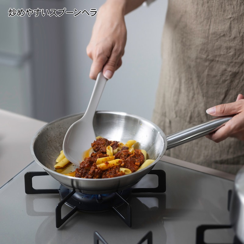 木べらのようなフラットな柄とコンパクトな幅で小回りがきき、炒めやすい形状