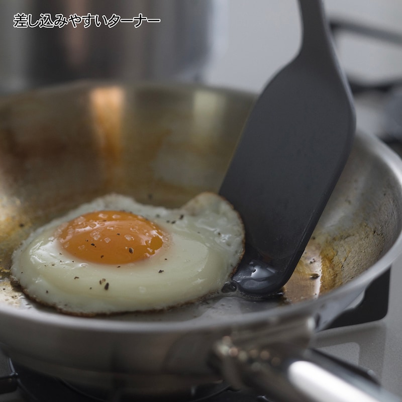 先端のシリコーンがしなって、小ぶりや深めなフライパンでも角度を選ばず差し込めます