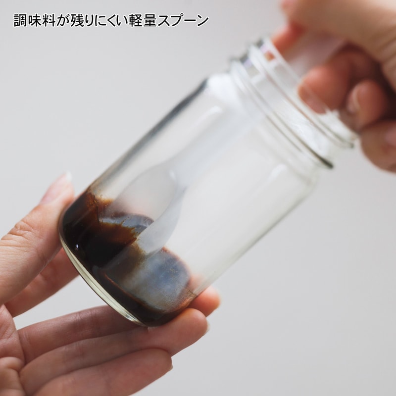 コンテナー・瓶・袋など様々な容器にフィットして、最後まできれいにすくい取る先端と側面のストレート形状