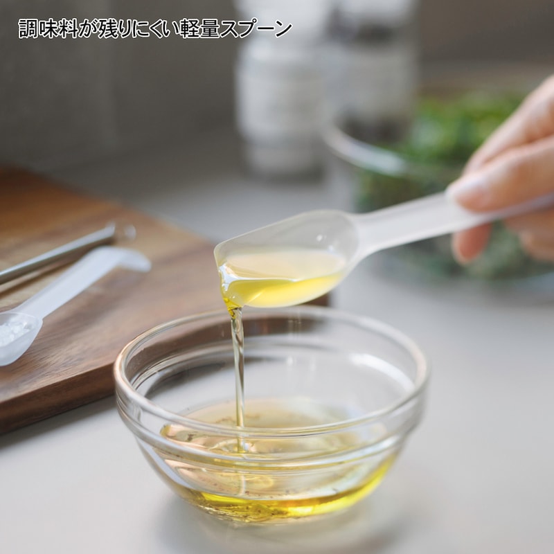 瓶や袋の底まですくえて、量った調味料がスムーズに落ちます