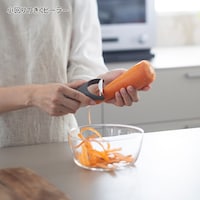 剥いた皮が下にするんと落ちて、調理台やシンクが散らかりません