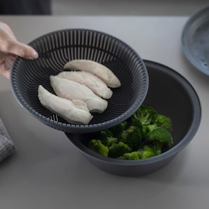ザルとボウルの深さが違うため、2つの食材をそれぞれに入れて一度で加熱できます