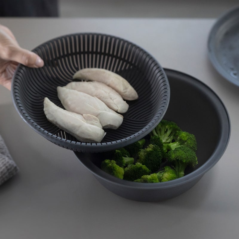 ザルとボウルの深さが違うため、2つの食材をそれぞれに入れて一度で加熱できます