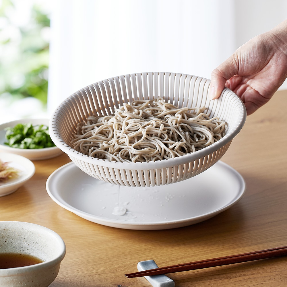 トレーは、〓類やフルーツを食卓に出す際の受け皿にも