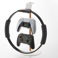 高さと向きを自由に調節でき、様々なゲーム周辺機器を収納可能