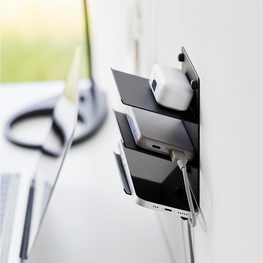お好みの位置に充電しながら収納できる３段ラック