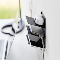 お好みの位置に充電しながら収納できる３段ラック