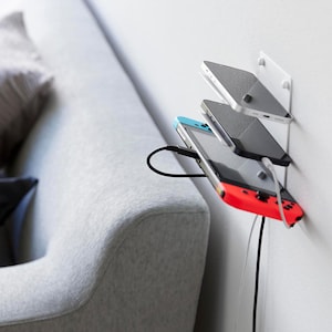 スマホやイヤホン、モバイルバッテリー、ゲーム機などを充電しながら収納できます
