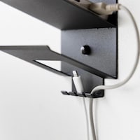 ホルダーに充電ケーブルを引っ掛け収納。配線をまとめられます