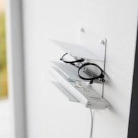 壁の穴が目立ちにくい付属の石こうボードピンで簡単に取り付け