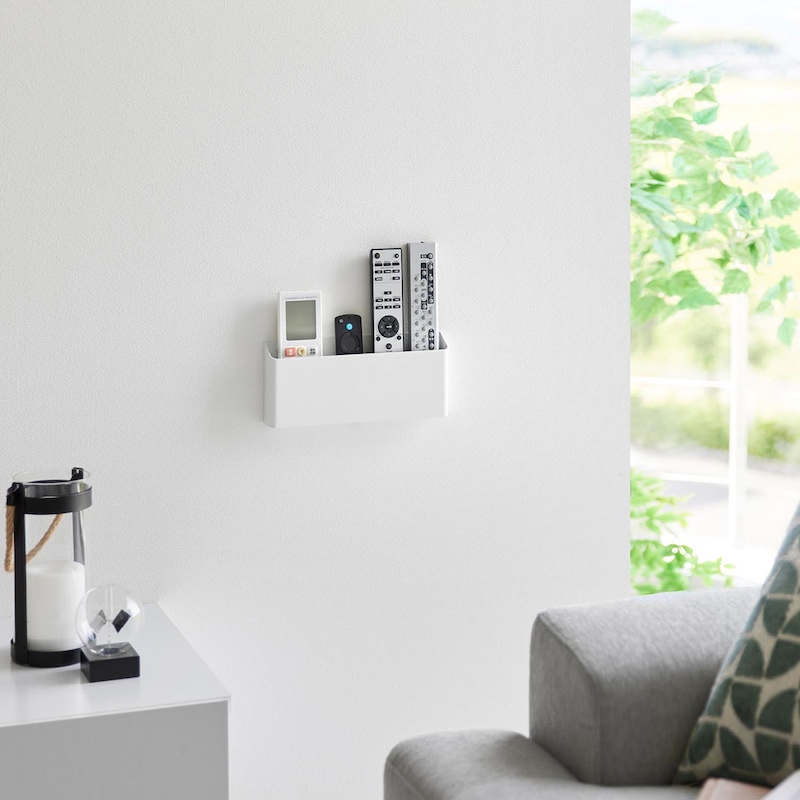 付属の石こうボードピンで、壁に簡単取り付けできるリモコンホルダー