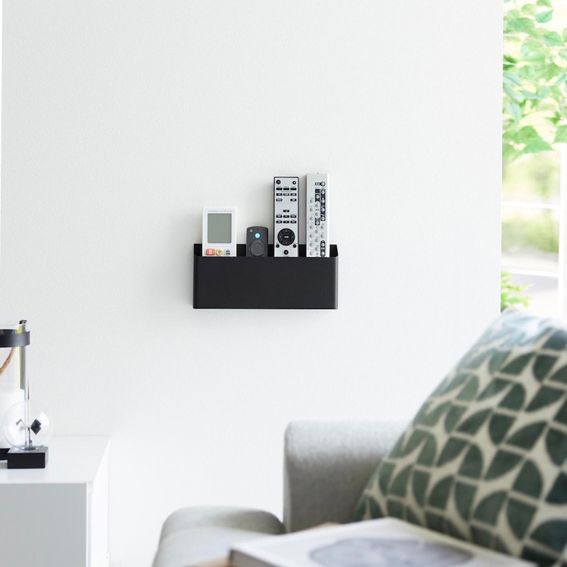 テレビやエアコンなどのリモコンを一か所にまとめてスッキリと収納