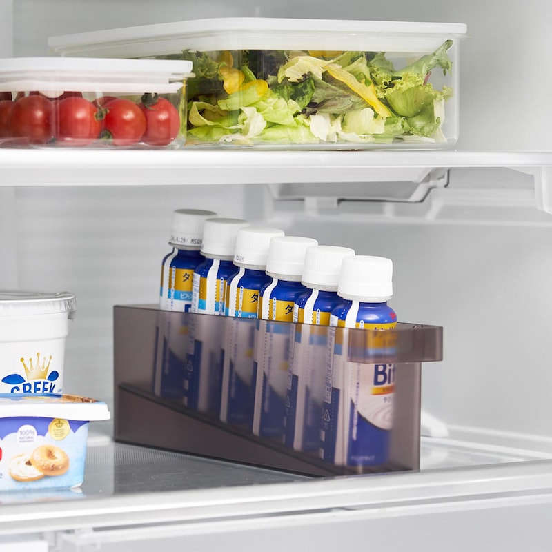 冷蔵庫中で収納しにくいミニドリンクを縦１列にスッキリと収納できるケース