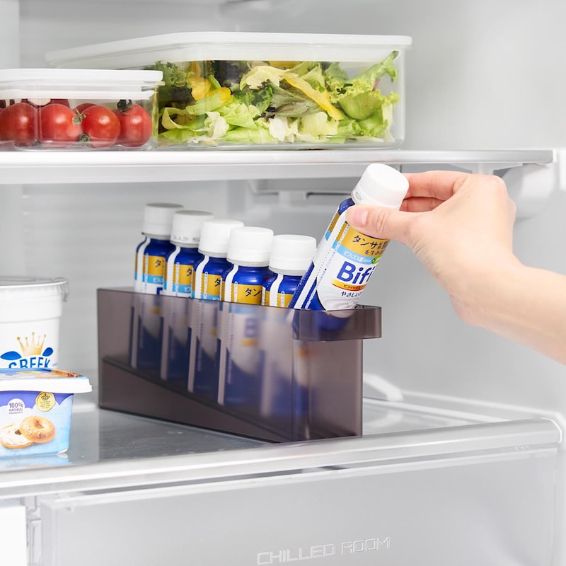 斜めトレーを底に入れ、１本取り出すごとに後ろのドリンクがスライドする便利なケース