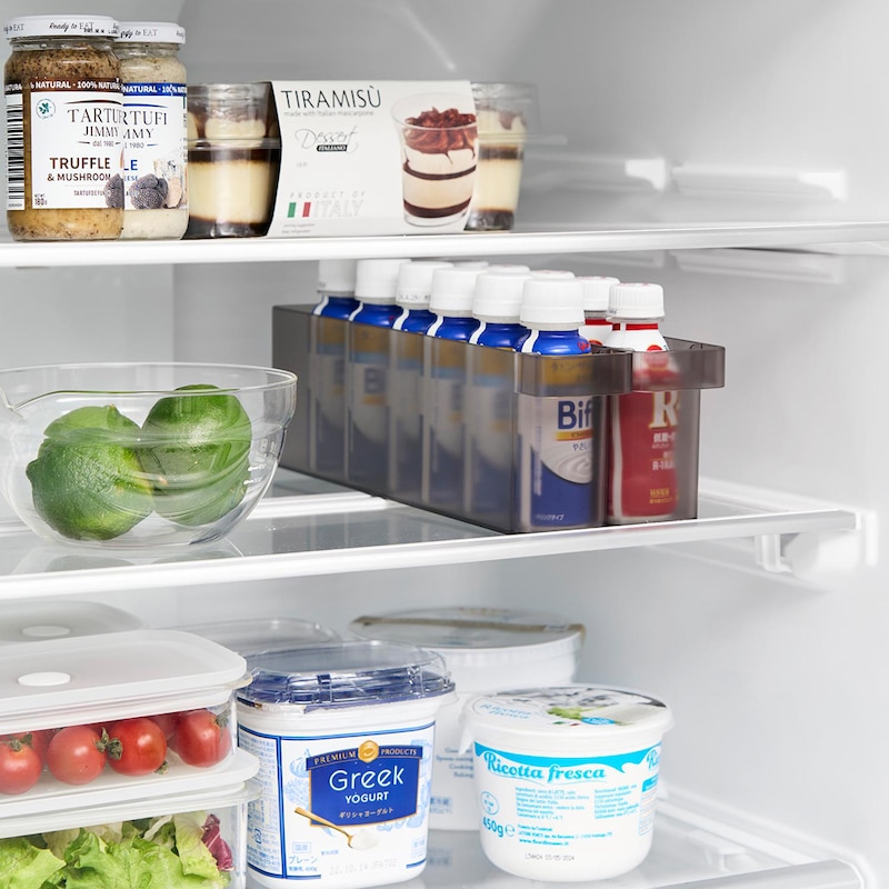 斜めトレーを外せば冷蔵庫内の高さのない上段にも収納できます