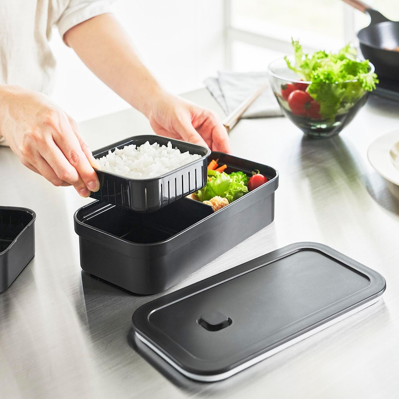 別売の冷凍ごはん容器のザルをそのままセット可能