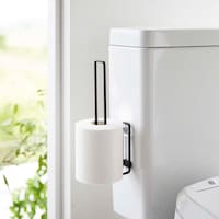 フィルムフックでトイレタンクに浮かせて設置できるトイレットペーパーホルダー