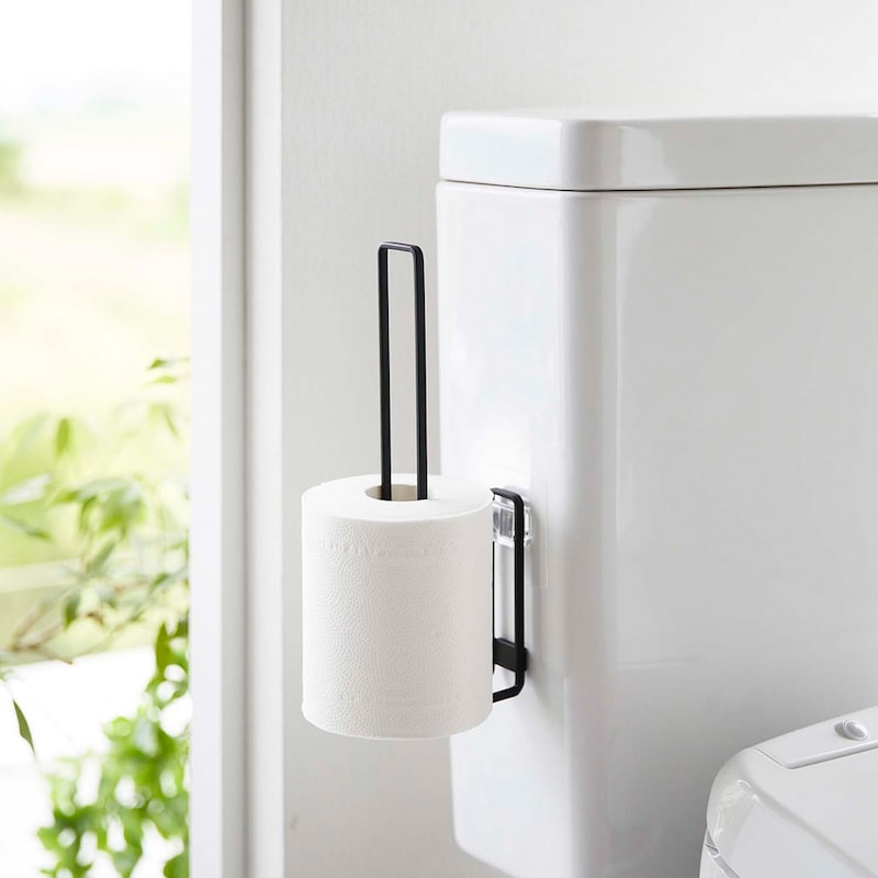 フィルムフックでトイレタンクに浮かせて設置できるトイレットペーパーホルダー