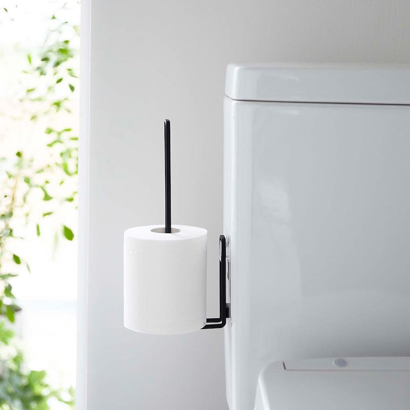 タンク横のデッドスペースを有効活用。浮かせて収納するので床のお掃除もラクラク