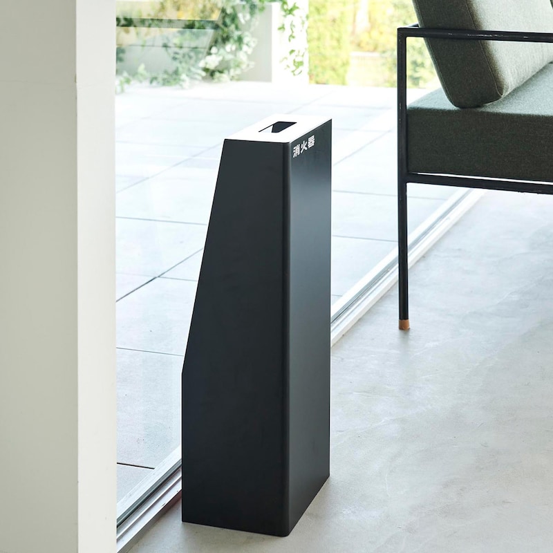 置いた場所の邪魔にならないスリムでスマートな形状