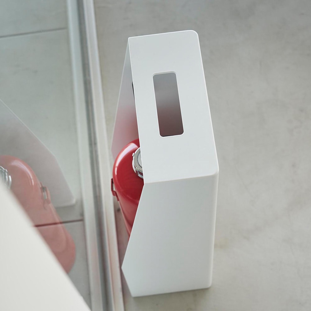 背面と底面のないカバータイプ。緊急時に消火器を取り出しやすい取っ手付き