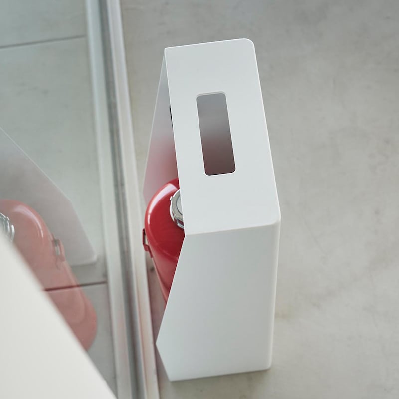 背面と底面のないカバータイプ。緊急時に消火器を取り出しやすい取っ手付き