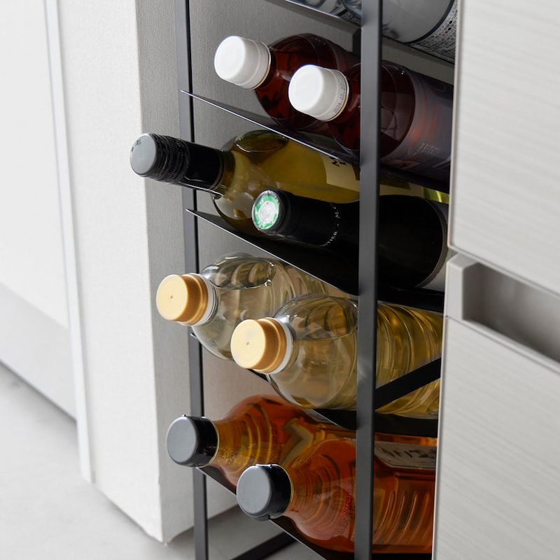 下の２段は上の段に比べて高さにゆとりがあり、大き目のボトルも収納可能