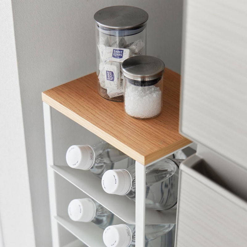 天然木の天板付きでスタイリッシュ。小物を上に置くことができます