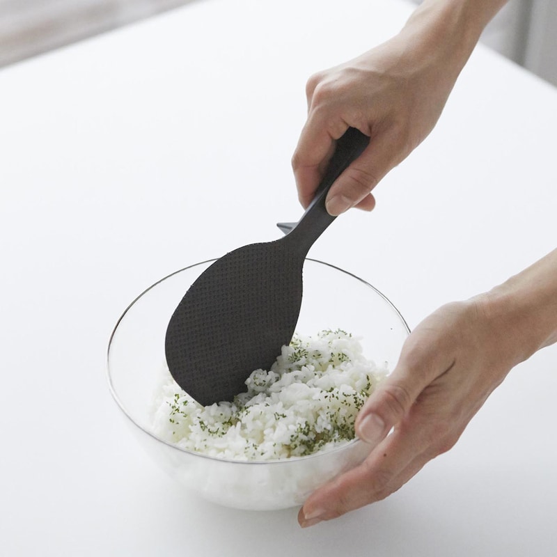 すくう面はお米がつきにくいエンボス加工