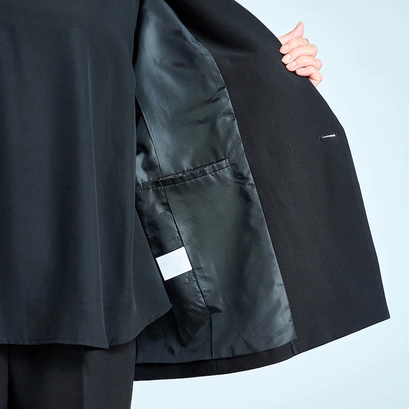 名刺や小物を入れられる内ポケット付き