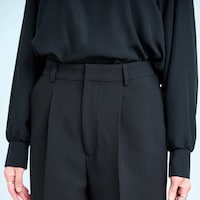 前開きで左右のタックやセンタープレスですっきり見え