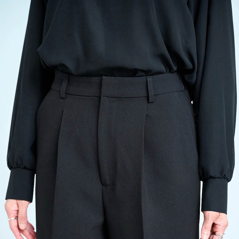 前開きで左右のタックやセンタープレスですっきり見え