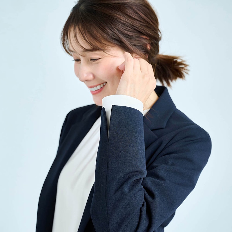 袖口はスリット入りですっきり見え