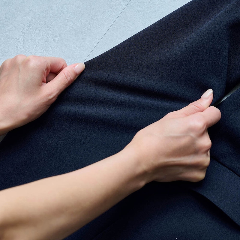 伸縮性の高い生地で窮屈感のない着心地