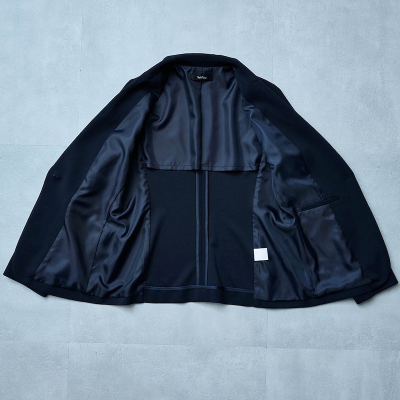 裏地は背抜き仕様で軽やかな着心地