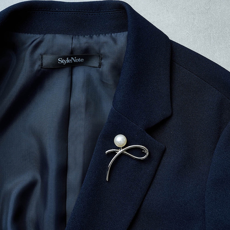 取り外し可能なパール調のブローチ付き