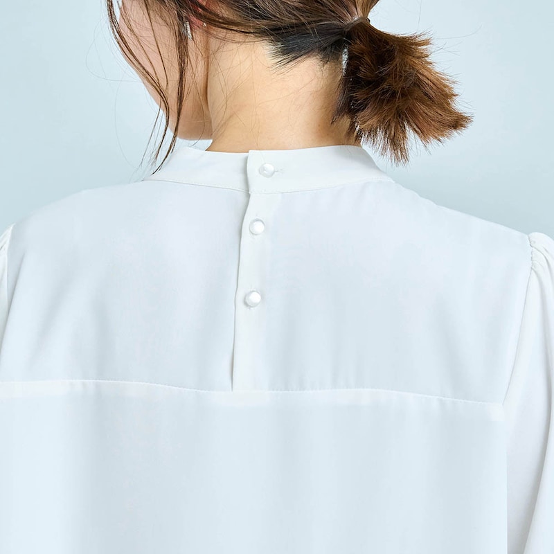 後ろのボタンの開きは重ね仕様なのでインナーもチラ見えしない