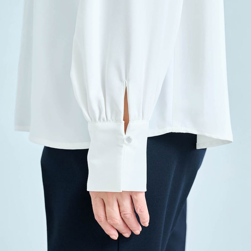 袖口はやや長めのカフスデザイン