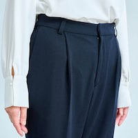前開きで左右のタックやセンタープレスですっきり見え