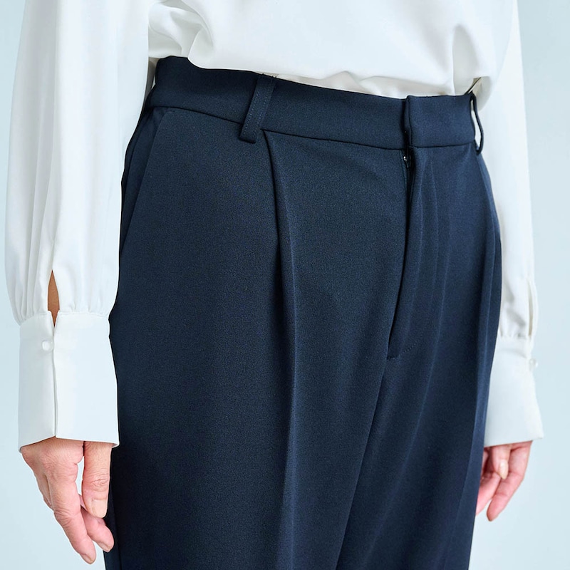 前開きで左右のタックやセンタープレスですっきり見え