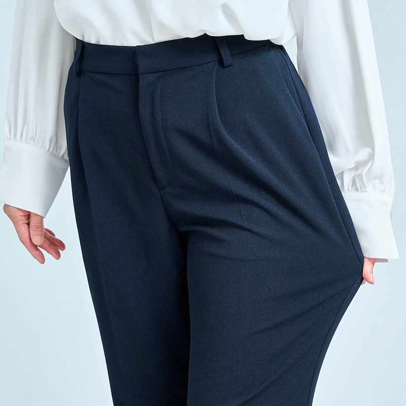 伸縮性の高い生地で窮屈感のない着心地