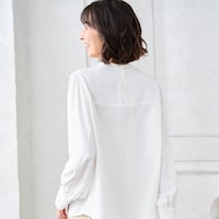 モデル身長169cm／M ※ブラウスのみ着用