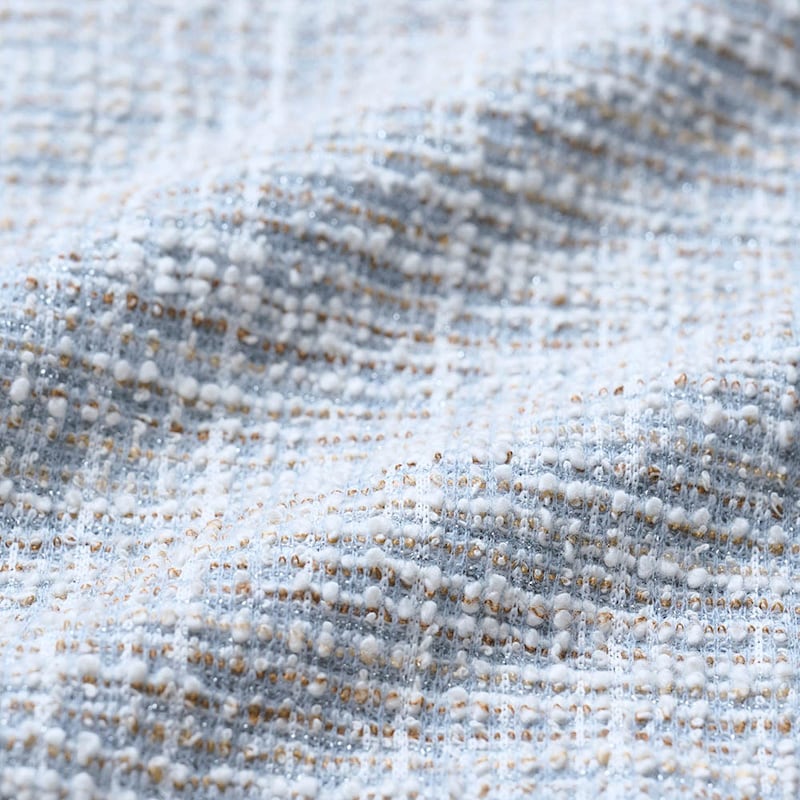 ほんのりラメ入りのツイード素材が女性らしい