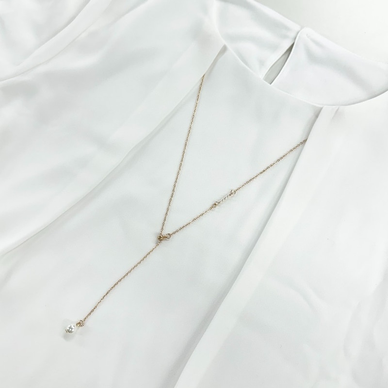 ネックレスはトレンドのY字タイプ