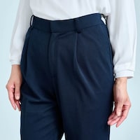前開きで左右のタックやセンタープレスですっきり見え