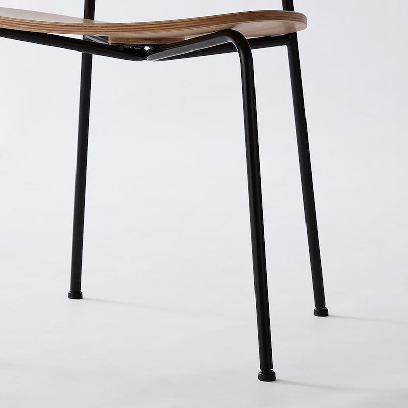 華奢なスチール脚はすっきりとした印象