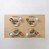 天板のサイズ感：4名分の食事を並べたイメージ