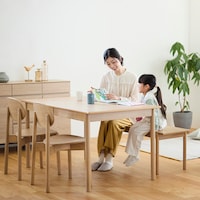 ベンチ付きの4点セット。大人3人や、子どもと並んで座れ、来客時にも便利。