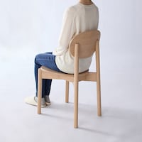広い面でしっかり身体を支えてくれる背もたれのチェア